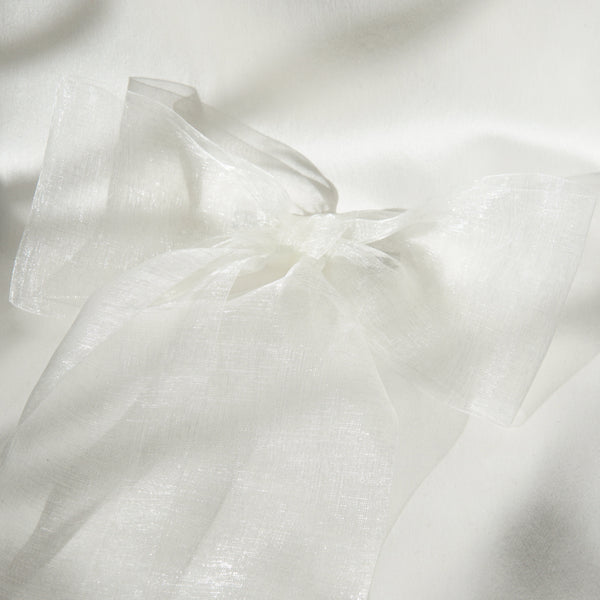 Braut trägt eine transparente Haarschleife aus Organza in den Haaren