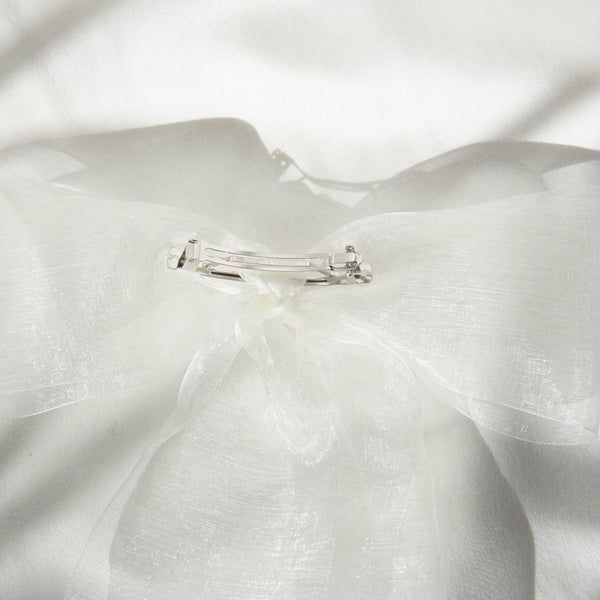 Braut trägt eine transparente Haarschleife aus Organza in den Haaren