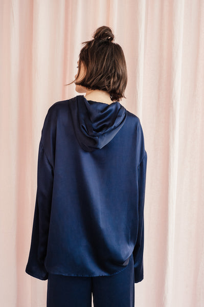 Frau, die einen marineblauen Hoodie aus Seide trägt