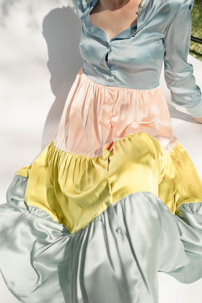 buntes Stufenkleid aus Seide mit langen Ärmeln