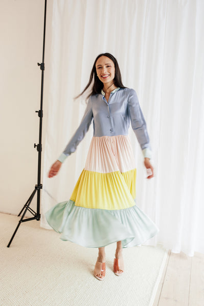 buntes Stufenkleid aus Seide mit langen Ärmeln