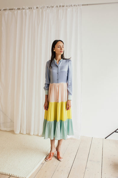 buntes Stufenkleid aus Seide mit langen Ärmeln