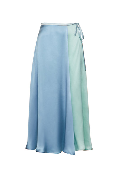 Das Model trägt einen mittellangen Wickelrock aus Seide