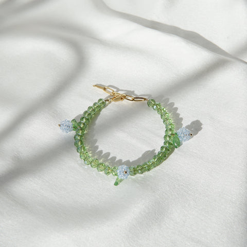 grünes Perlenarmband mit Blaubeer Anhänger