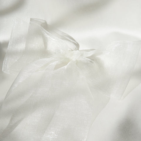 Braut trägt eine transparente Haarschleife aus Organza in den Haaren