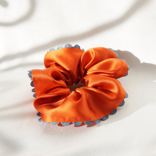 Bunte Upcycling Scrunchies mit dekorativer Kante