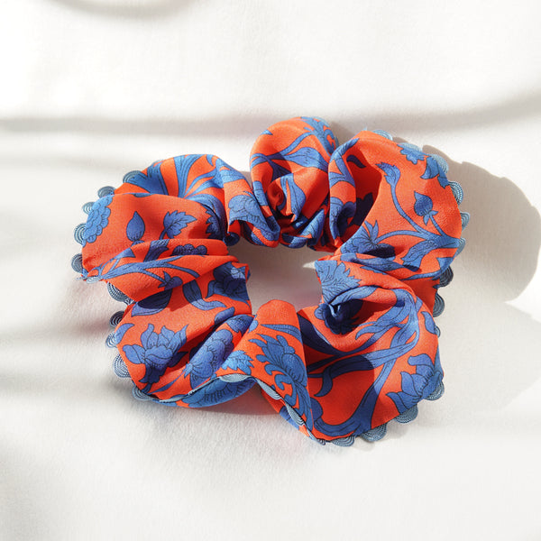 Bunte Upcycling Scrunchies mit dekorativer Kante