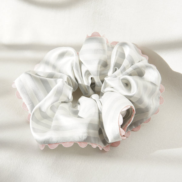Bunte Upcycling Scrunchies mit dekorativer Kante