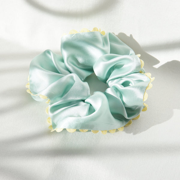 Bunte Upcycling Scrunchies mit dekorativer Kante