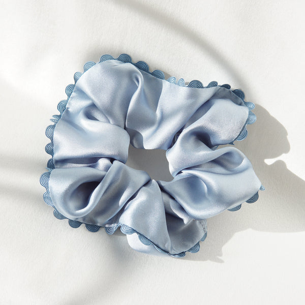 Bunte Upcycling Scrunchies mit dekorativer Kante