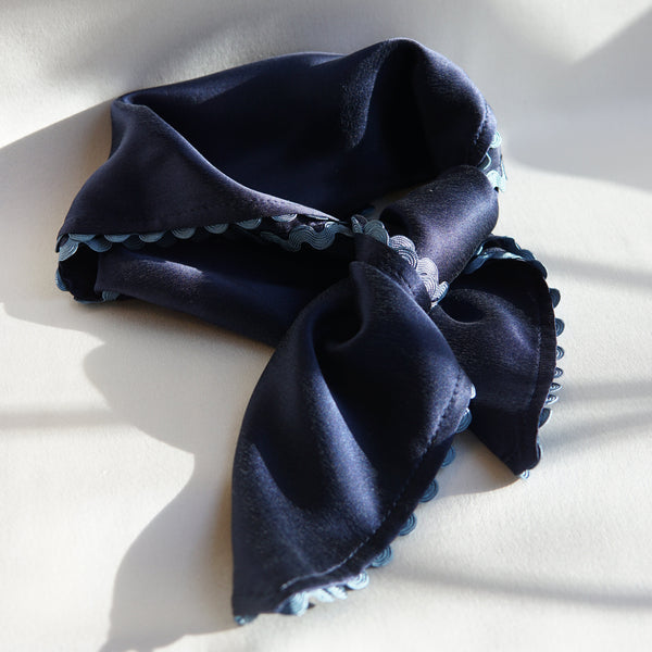 Schal mit dekorativer Kante