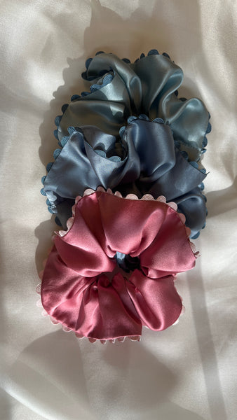 Bunte Upcycling Scrunchies mit dekorativer Kante