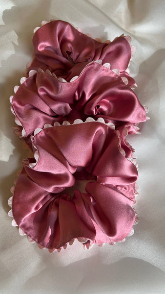 Bunte Upcycling Scrunchies mit dekorativer Kante