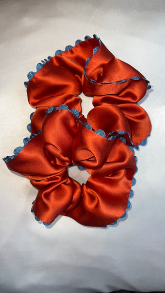 Bunte Upcycling Scrunchies mit dekorativer Kante